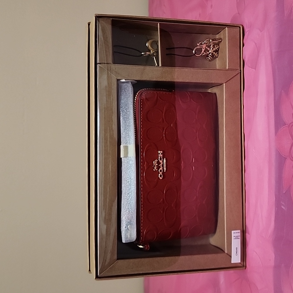 Zip wristlet coach